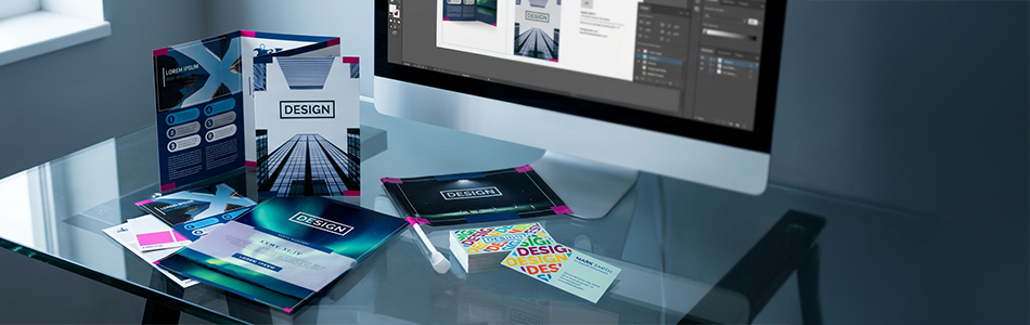 6 productos impresos personalizados sobre escritorio con monitor