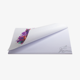 Blocs de notas con tapa, listos para ti. Colores vibrantes, forma cuadrada, textura lisa. Resistentes y económicos