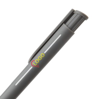 Bolígrafos de materiales reciclados en gris suave. Personaliza tus promociones con estos bolígrafos ecológicos y elegantes.