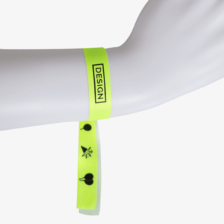Pulseras fluorescentes de tela, colores llamativos y texturas suaves, ideales para acceso personalizado y económico.