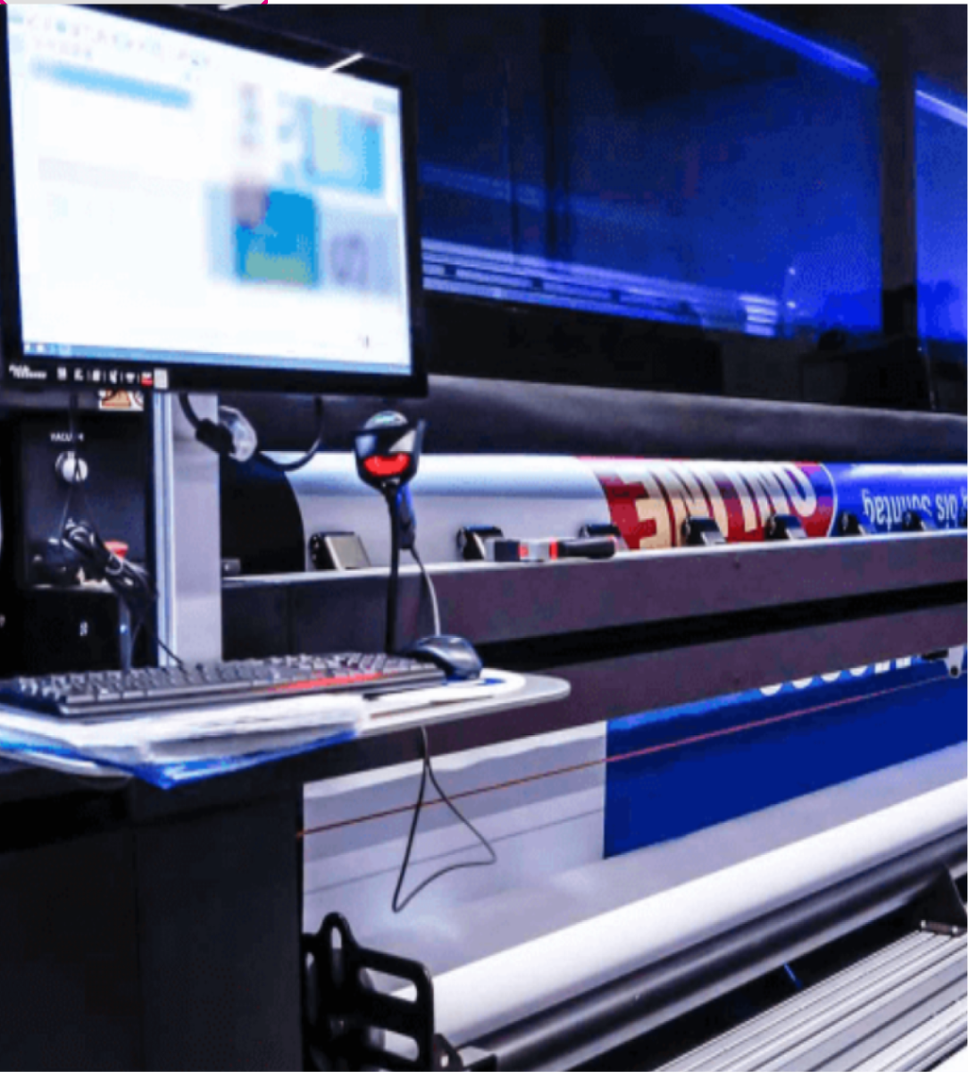 Máquina de impresión de gran formato produciendo gráficos en vinilo