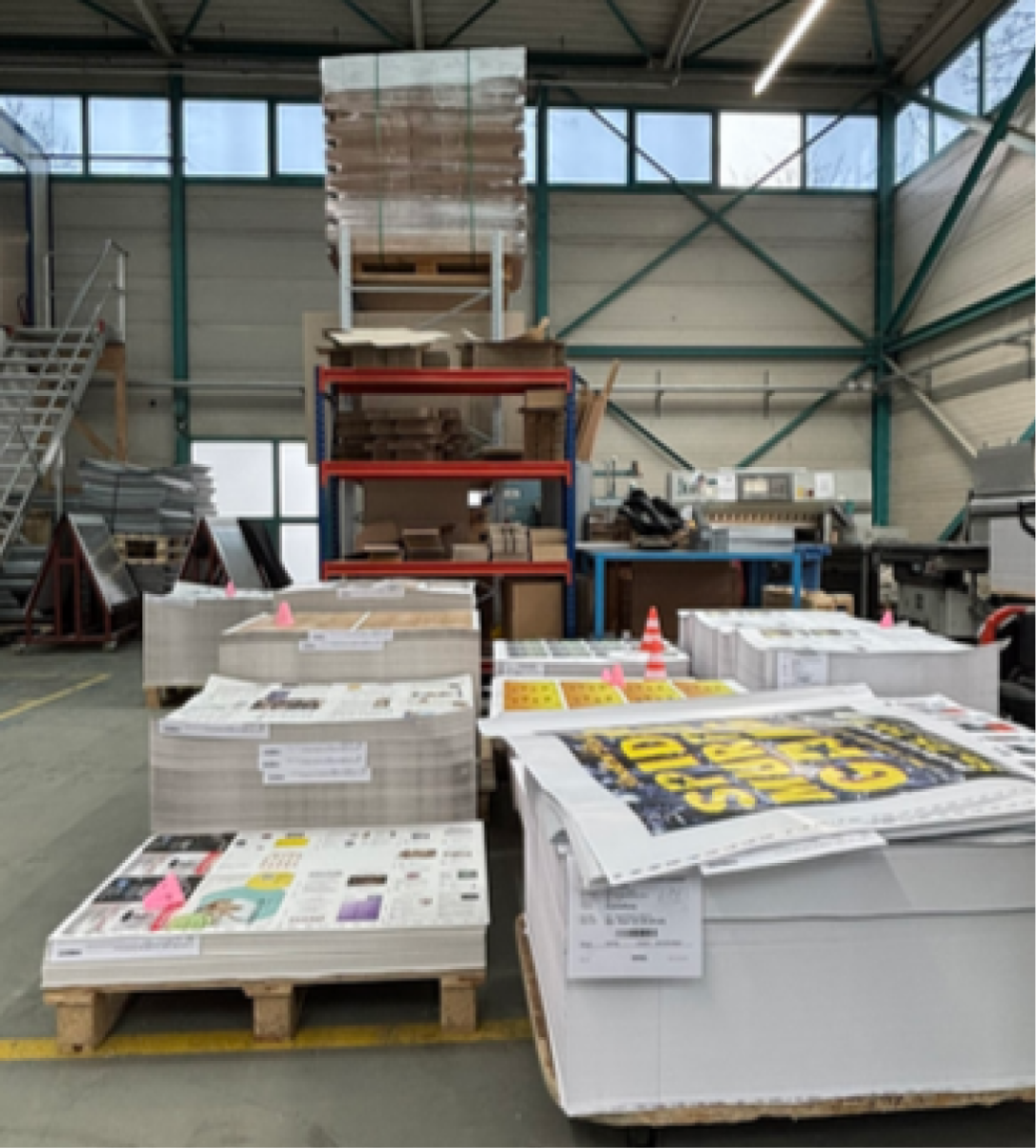 Almacén de impresión con palets de papel y materiales impresos