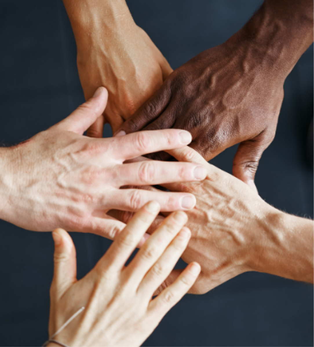 5 manos unidas representando trabajo en equipo y colaboración
