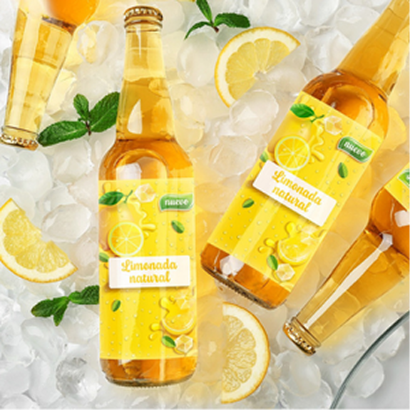 4 botellas de limonada con etiquetas personalizadas para bebidas impresas sobre fondo blanco