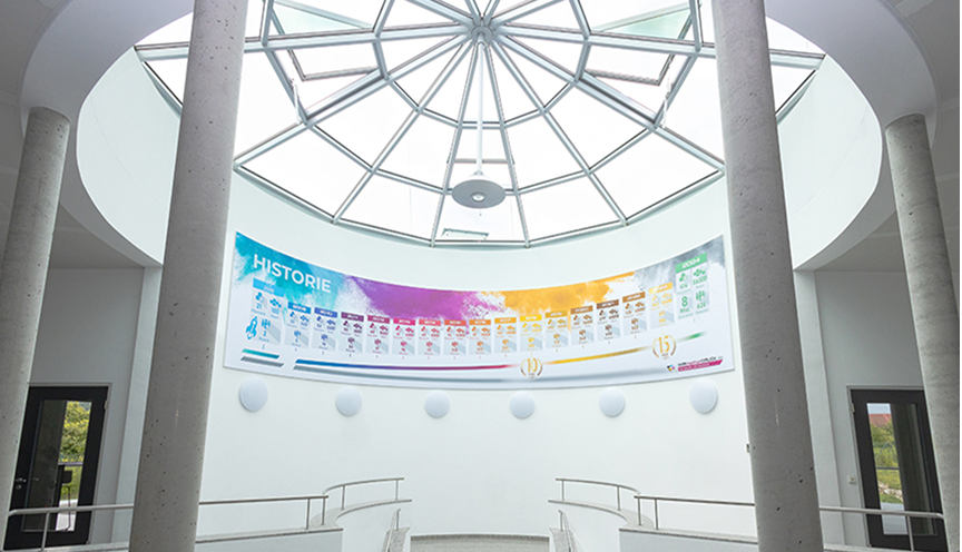 Oficina de WmD con gráfico mural histórico en interior circular con tragaluz