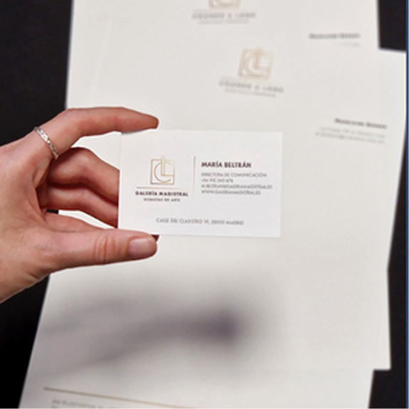 1 tarjeta de visita minimalista personalizada sostenida en mano con papelería a juego sobre fondo blanco
